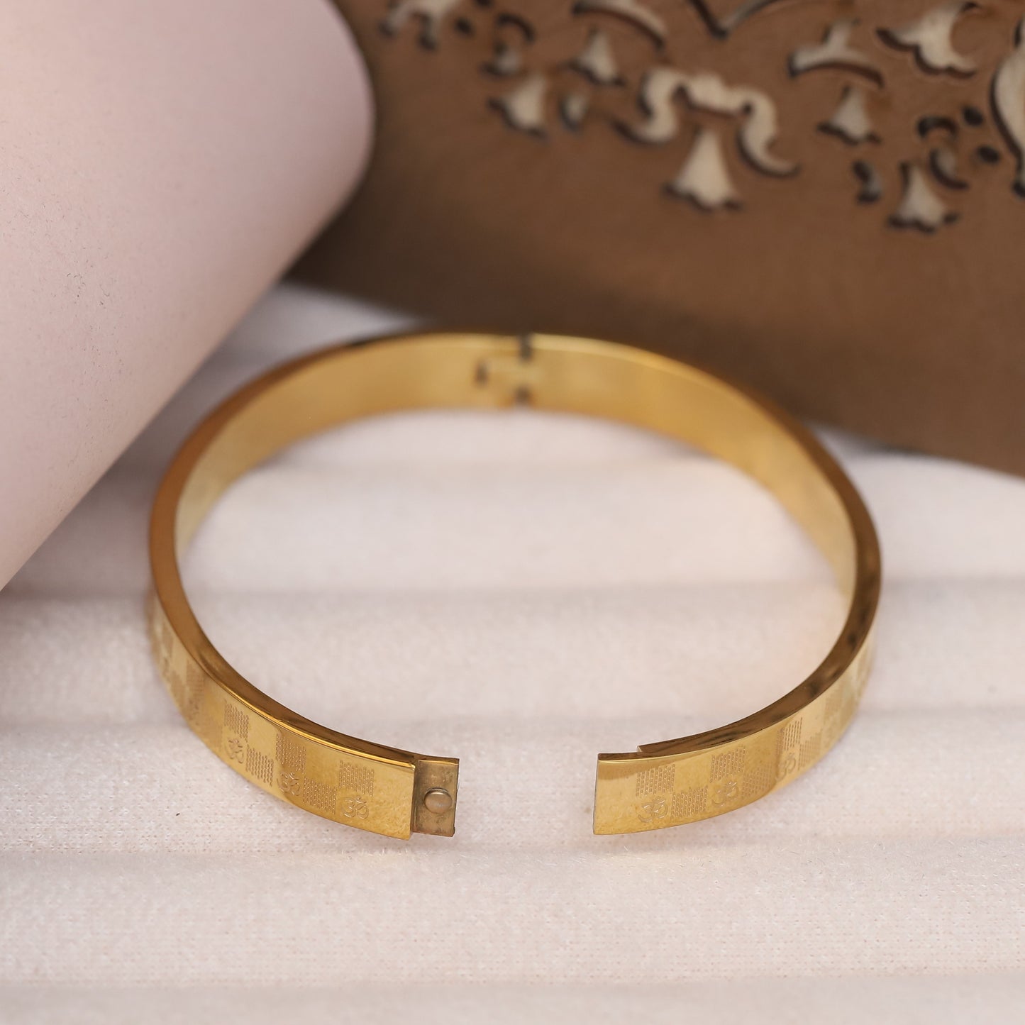 Om Kada With Self Design  For Men